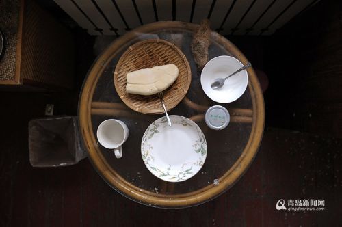 生物学硕士住简陋房卖小提琴(图)