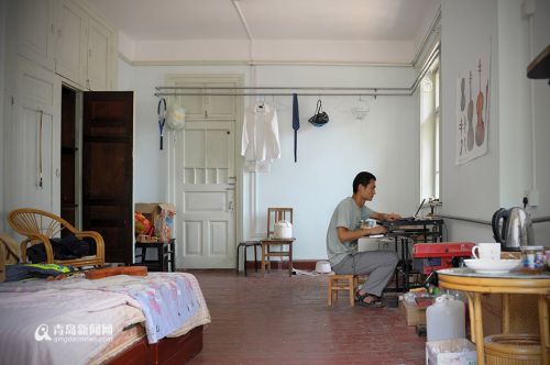 生物学硕士住简陋房卖小提琴(图)