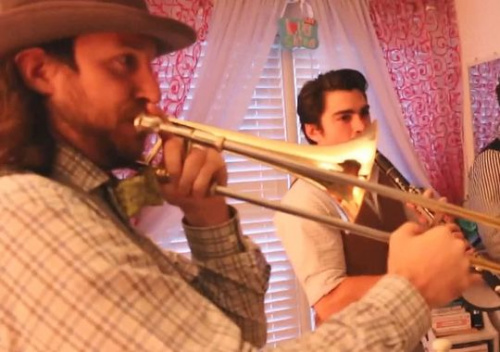 美一妈妈恶整赖床女儿 邀乐队床边演奏当闹钟