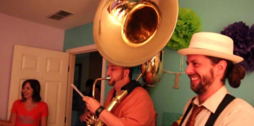 美一妈妈恶整赖床女儿 邀乐队床边演奏当闹钟