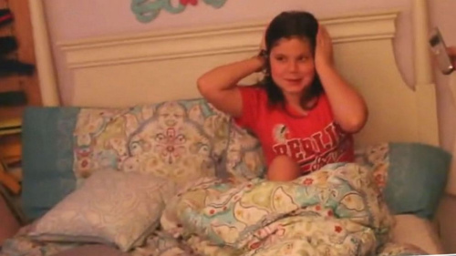 美一妈妈恶整赖床女儿 邀乐队床边演奏当闹钟