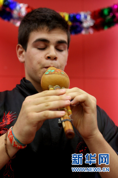 阿根廷少年情迷中国葫芦丝