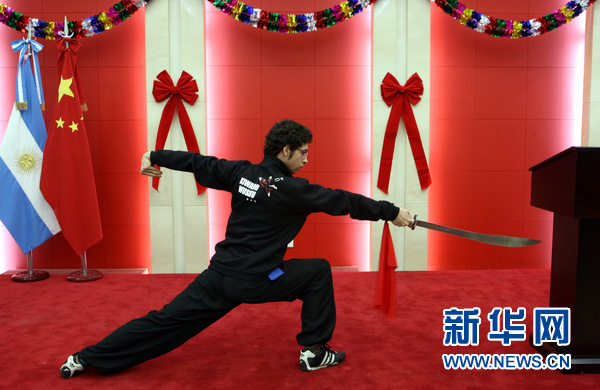 阿根廷少年情迷中国葫芦丝