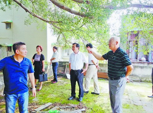 叶重耕（右一）实地调研厦门市歌仔戏研习中心。