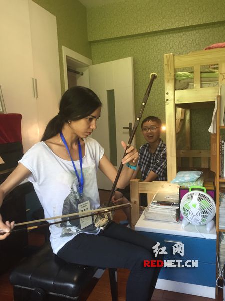 拉二胡听浏阳河吃坛子菜 汉语桥选手尽情领略湖湘风韵