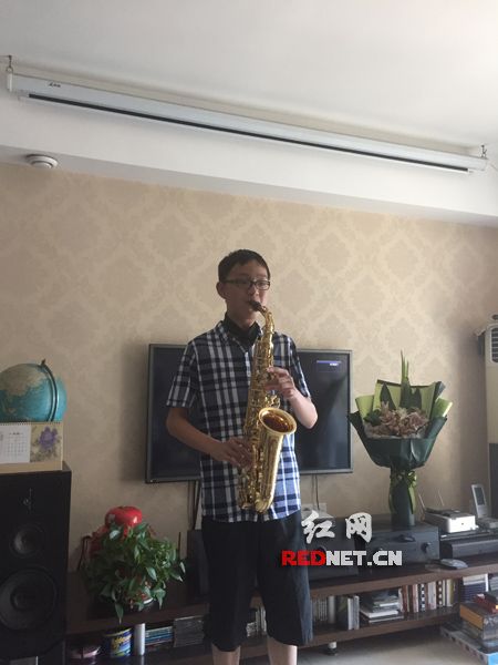 拉二胡听浏阳河吃坛子菜 汉语桥选手尽情领略湖湘风韵