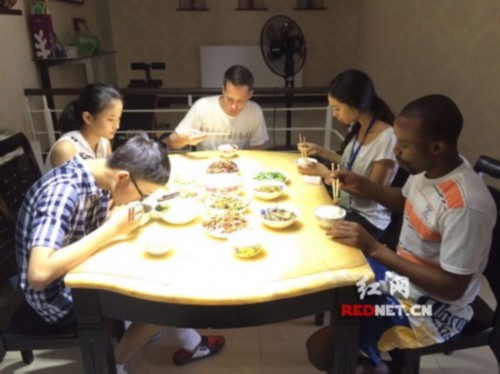 拉二胡听浏阳河吃坛子菜 汉语桥选手尽情领略湖湘风韵