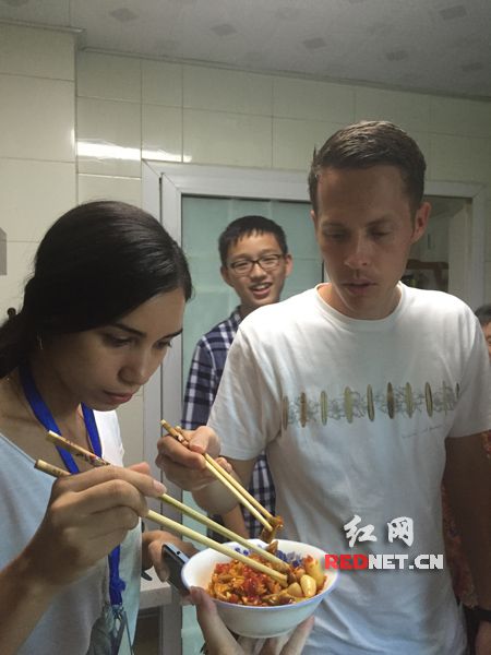 拉二胡听浏阳河吃坛子菜 汉语桥选手尽情领略湖湘风韵