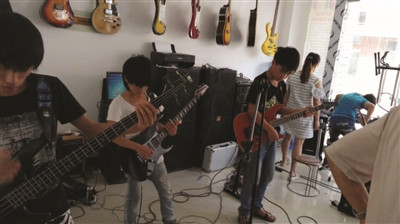 退休二胡手变卖3套房产办残疾人学校