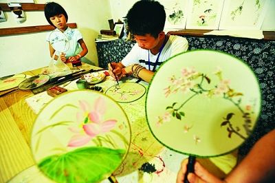 东湖畔有个“手工艺术村” 越南博士情迷古琴