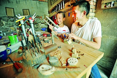 东湖畔有个“手工艺术村” 越南博士情迷古琴