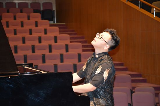 图为詹乐麒在演奏中