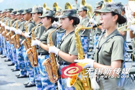 女队员首次加入联合军乐团 90后女孩吹响萨克斯