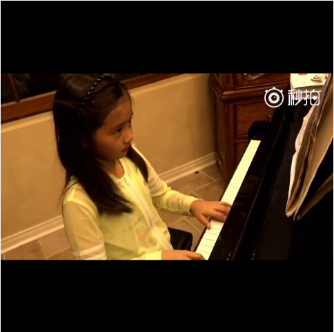 多多认真弹钢琴