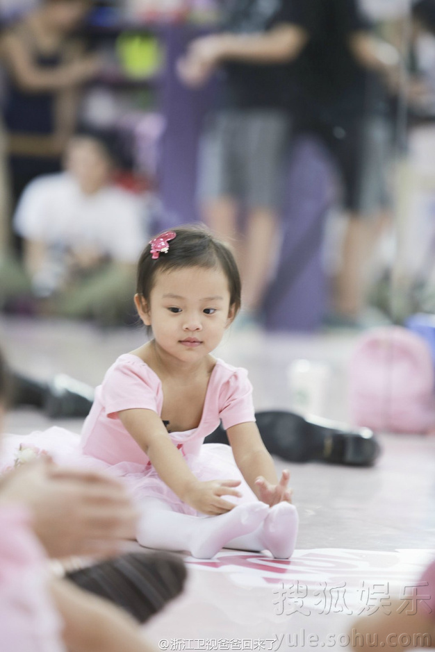 明星子女才艺比拼 黄磊女儿多多弹钢琴萌化众网友