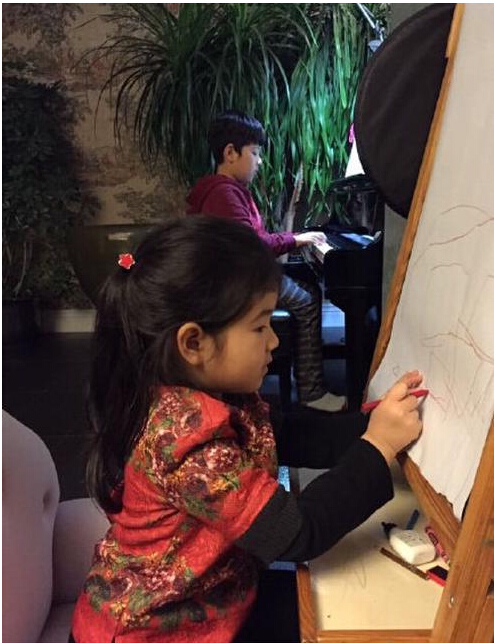 明星子女才艺比拼 黄磊女儿多多弹钢琴萌化众网友