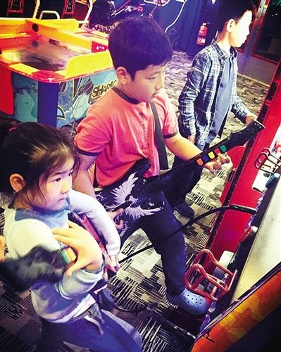 明星子女才艺比拼 黄磊女儿多多弹钢琴萌化众网友