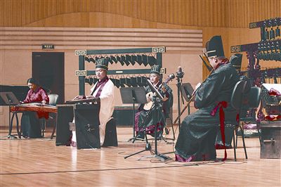 本报讯古琴近年来在国内越来越热，河南古琴圈也迎来盛事。昨日，为期3天的首届河南古琴艺术节在郑州圆满落幕，来自国内各地的近200位中国古琴学会理事和省内外的古琴名师名手汇聚郑州，以琴会友，切磋技艺，传播古琴魅力。