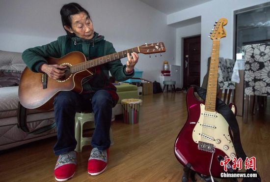2016年01月11日，重庆市云阳县青龙街道的蔡远秀准时跟随儿子高峰来到县城一家酒吧唱歌。2015年上半年，她爱上了吉他，花了5000多元买了一把吉他，由儿子教她弹唱。蔡远秀白天除了买菜做饭外，还经常在家里练习唱歌、弹吉他，她的手指非常灵活，唱歌吐字十分清楚，精神状态特别好。蔡远秀最喜欢激情的歌曲，对周华健、姜育恒、费翔等歌星如数家珍，还能唱他们的歌。视觉中国