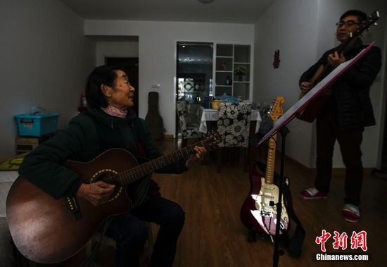 2016年01月11日，重庆市云阳县青龙街道的蔡远秀准时跟随儿子高峰来到县城一家酒吧唱歌。2015年上半年，她爱上了吉他，花了5000多元买了一把吉他，由儿子教她弹唱。蔡远秀白天除了买菜做饭外，还经常在家里练习唱歌、弹吉他，她的手指非常灵活，唱歌吐字十分清楚，精神状态特别好。蔡远秀最喜欢激情的歌曲，对周华健、姜育恒、费翔等歌星如数家珍，还能唱他们的歌。视觉中国