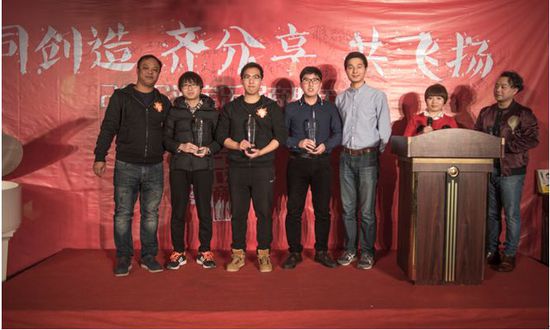 图为：品牌年度创新奖、营销模式创新奖、最佳小而美奖颁奖