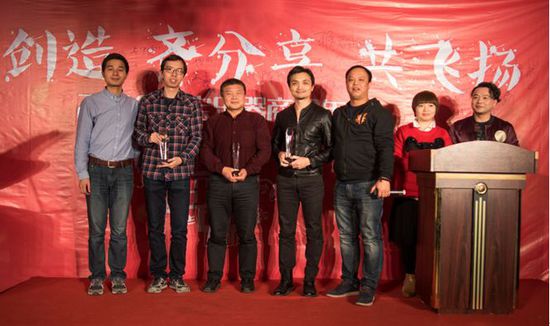 图为：优秀品牌转型，优秀琴行转型，积极贡献奖颁奖