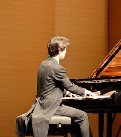 海边响起钢琴声 张海鸥巡演威海站完美收官