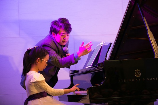 钢琴家走进苹果店   郎朗教你如何弹钢琴