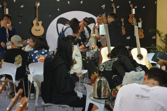 Nices 2016上海国际乐器展完美收官 Koaloha Boss现场指导