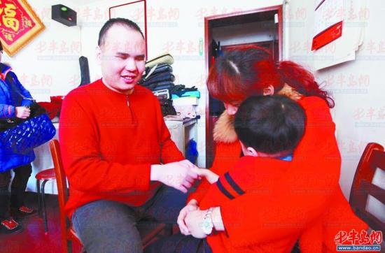 开推拿室举办音乐会 多才多艺盲人小伙寻真爱