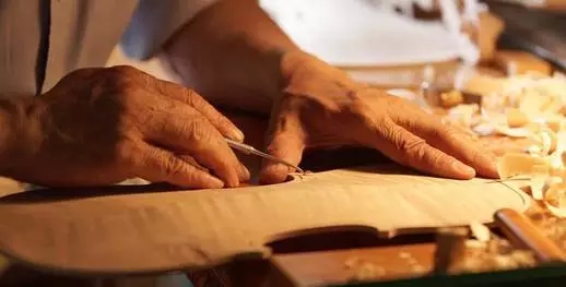 郑荃大师亲临广州展演示提琴制作技艺