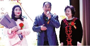 拜师仪式上，王宽发表感言，希望大家都来关爱自闭症儿童。左为刘梦缘。