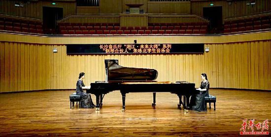 图为音乐会演奏现场。