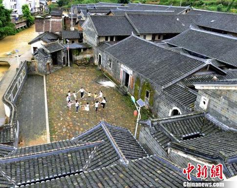 福建女大学生“文艺扶贫” 留守儿童接触专业乐器