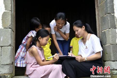 福建女大学生“文艺扶贫” 留守儿童接触专业乐器