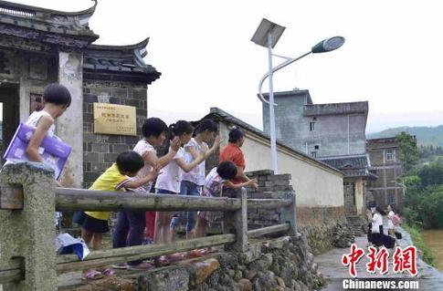 福建女大学生“文艺扶贫” 留守儿童接触专业乐器