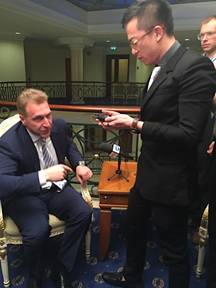 团队负责人杨亮为俄罗斯第一副总理组织安排采访现场