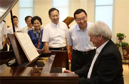 文化部部长雒树刚调研柏斯音乐集团钢琴生产基地