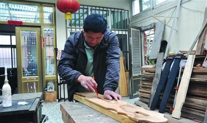 木匠跨界 琴有独钟 平度马祥伟用绝活让小小木头价值翻百倍