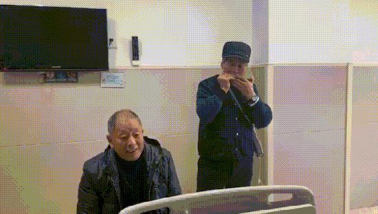 一年内查出两种癌！背着化疗泵、在医院走廊吹口琴的大爷，感动无数人！