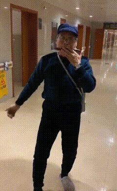 一年内查出两种癌！背着化疗泵、在医院走廊吹口琴的大爷，感动无数人！