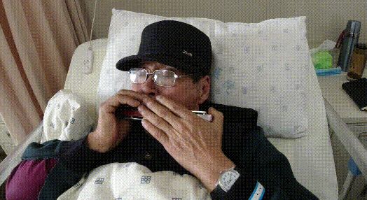 一年内查出两种癌！背着化疗泵、在医院走廊吹口琴的大爷，感动无数人！